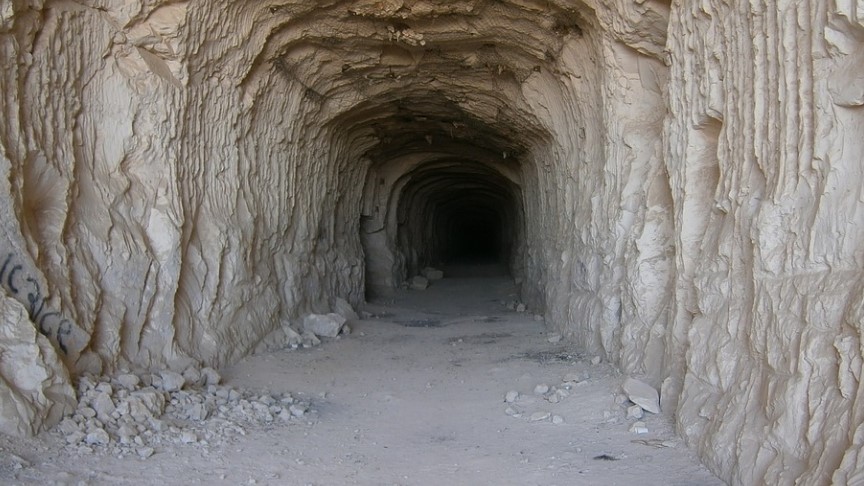 tunel excavado en roca